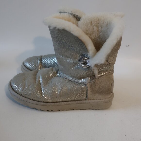 Womens Ugg S/N 1004774 Silver Metallic Suede Bailey Button Booties 7 - Picture 3 of 8